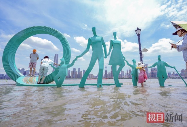 汉口江滩一家五口雕塑未被淹没 吸引市民游客合影