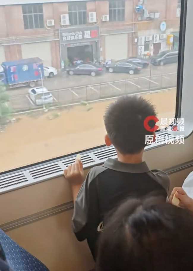 动车抵达广西贵港,进站瞬间车厢乘客默然无声,洪水吞没街道!