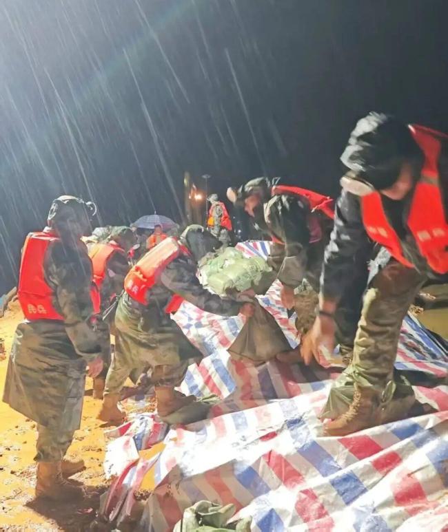 广西多地汛情趋缓 子弟兵持续奋战 全力守护群众安全