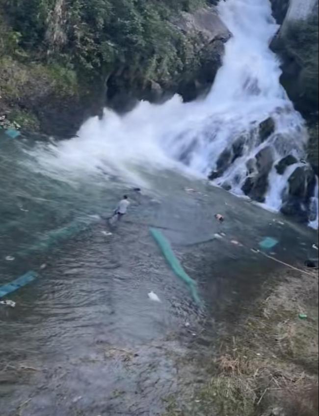 杭州淳安一溪流密布“绝户网” 职能部门已介入清理