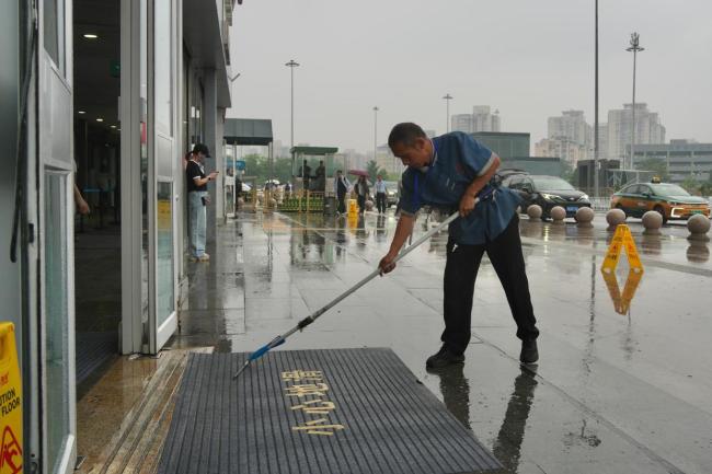 北京铁路启动防汛应急响应，北京站向旅客免费发放一次性雨衣 多举措保障出行安全