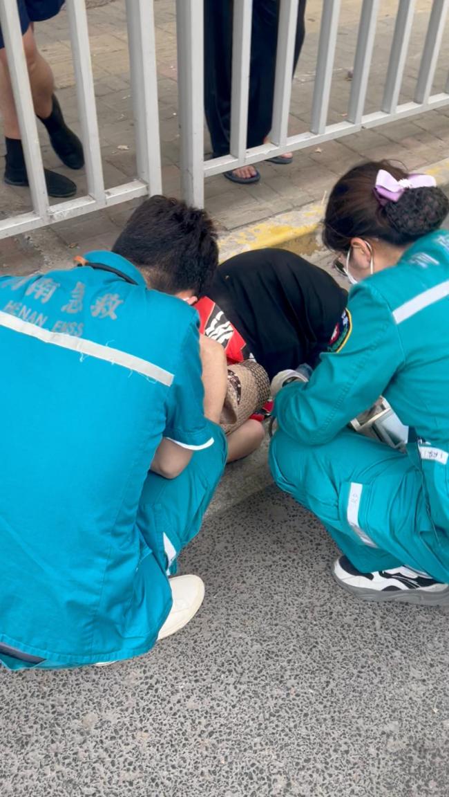 95后汽修小伙遇路人晕倒果断施救 善举温暖人心