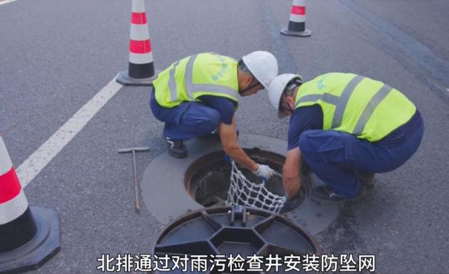 马路上井盖疯狂“跳舞”？暴雨天注意 井盖顶托现象解析