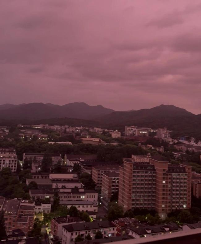 杭州天空出现粉紫色“台风霞”