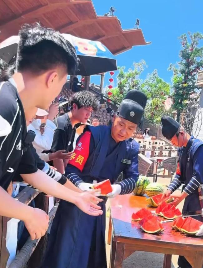 两倍的价格 我买100吨西瓜：爱心接力助农消暑