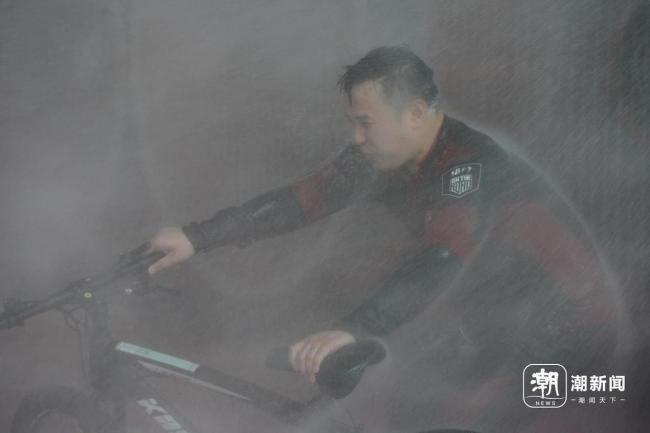 150斤男记者在浙江沿海被吹到变形 14级台风体验记