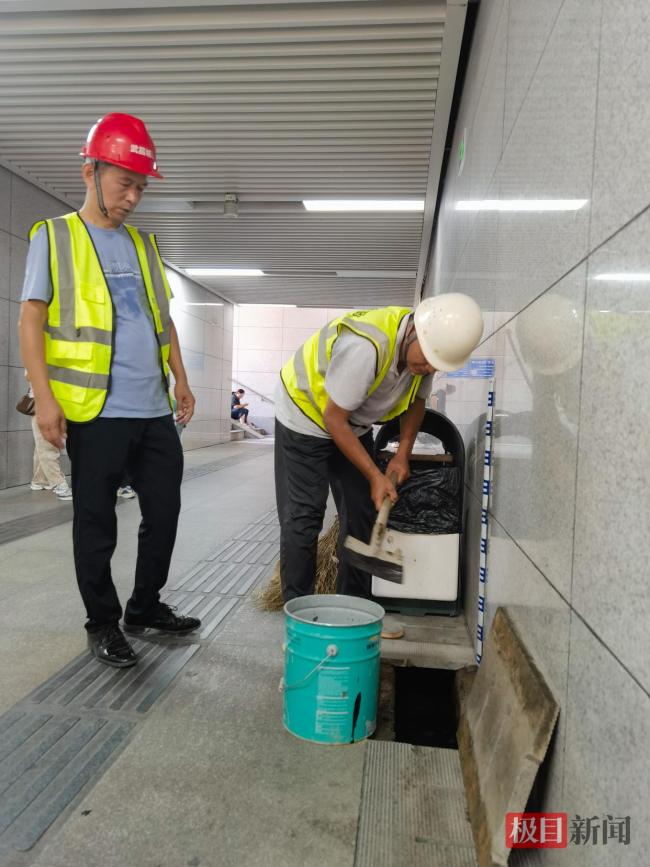 记者跟随武昌城管巡查地下通道 备战台风“巴威”保畅通