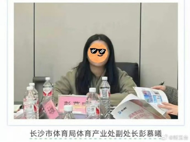 霸占车位女干部已停职 公职身份引特权争议