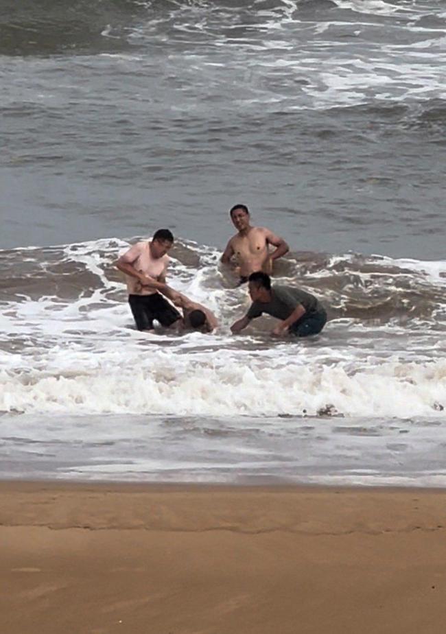男子下海被大浪卷离海岸 俩大哥救人