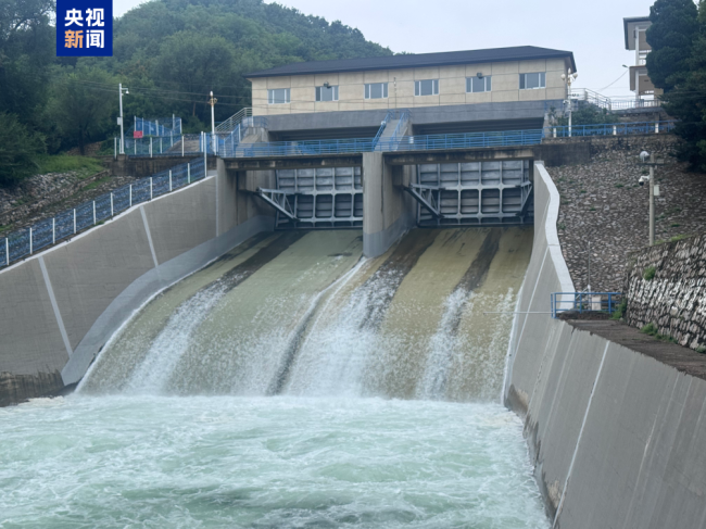 北京市怀柔水库开启西溢洪道进行预泄