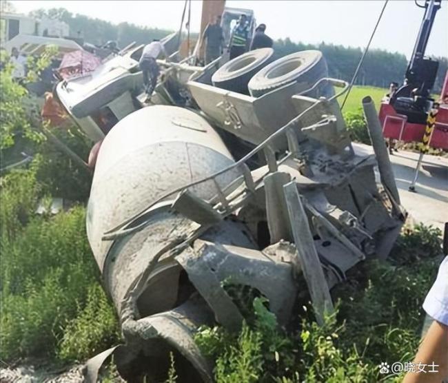云南富源通报搅拌车侧翻致6死 悲剧敲响安全警钟