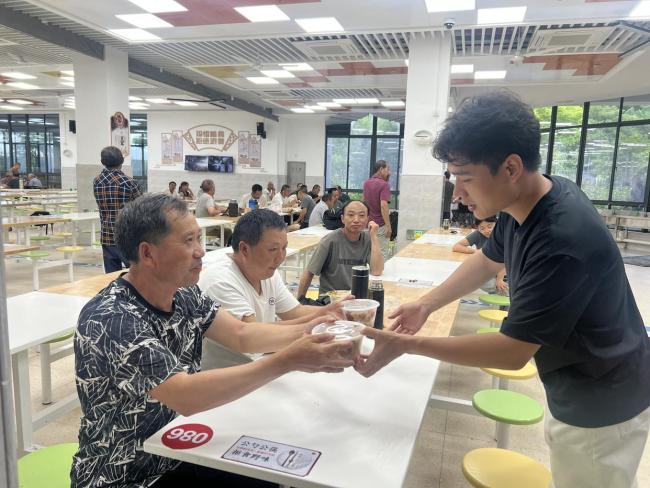 市民做200份卤肉饭送安置点工友 温情传递邻里情