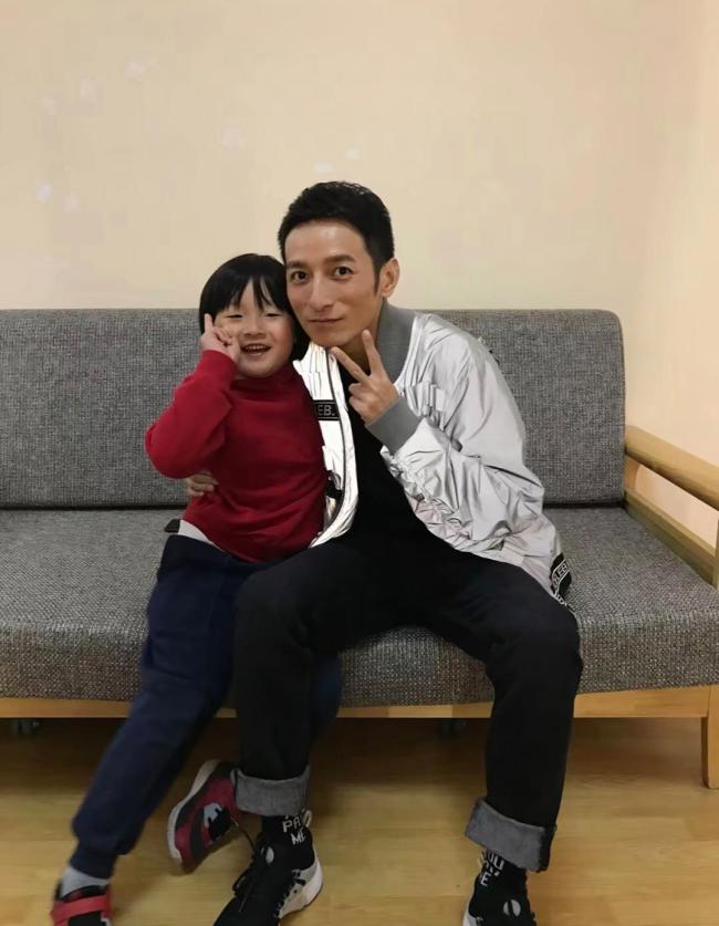 邹市明大儿子轩轩晒与李维嘉合照 旧照新拍引回忆