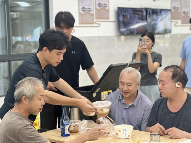 市民做200份卤肉饭送安置点工友