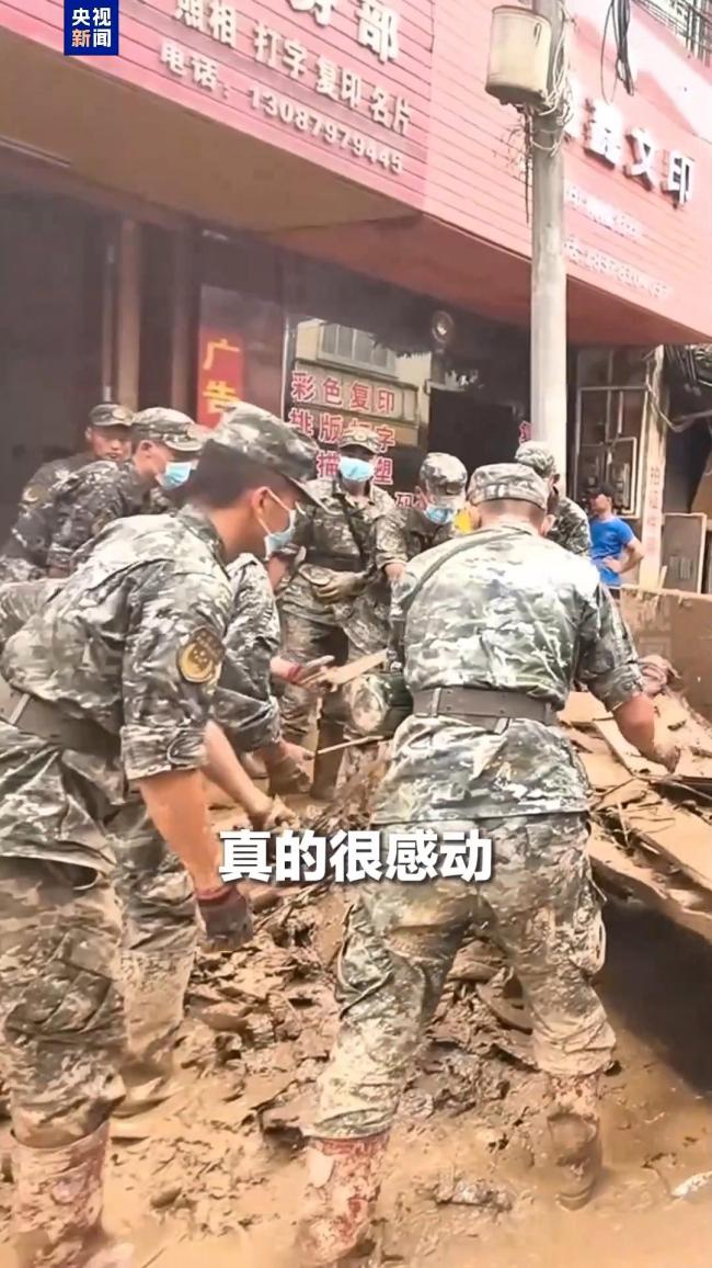 受灾阿姨:解放军来了就像儿子回来了 温情一幕感动人心