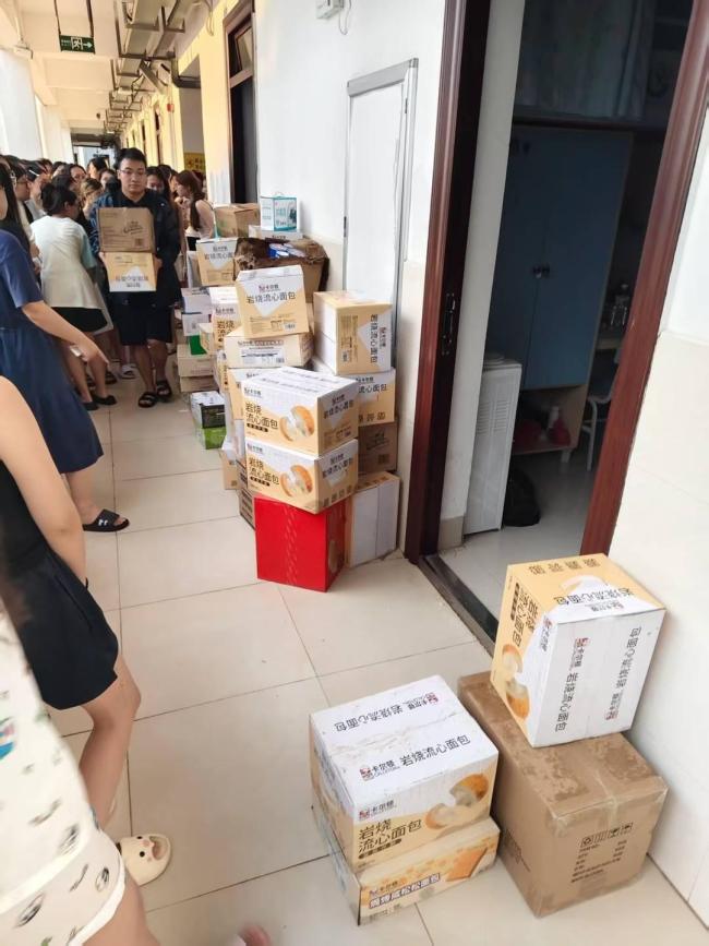 广西学生实拍从被洪水围困到撤离 水上救援航母助脱险