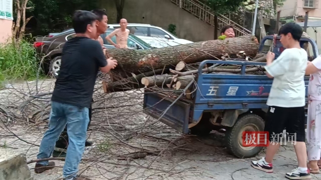 湖北黄石各小区提前堆放沙袋应对暴雨 防汛物资到位
