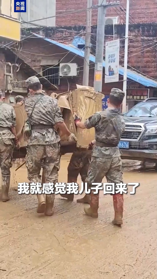 受灾阿姨:解放军来了就像儿子回来了