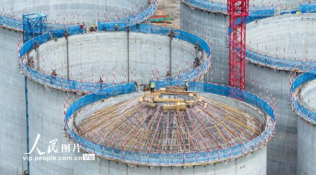 甘肃张掖：战高温 建粮仓