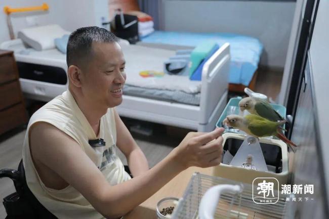 男子意外全身瘫痪女友照顾600多天 重生的希望