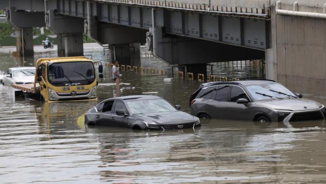 河北暴雨6小时道路积水超2米 市民涉水出行受阻
