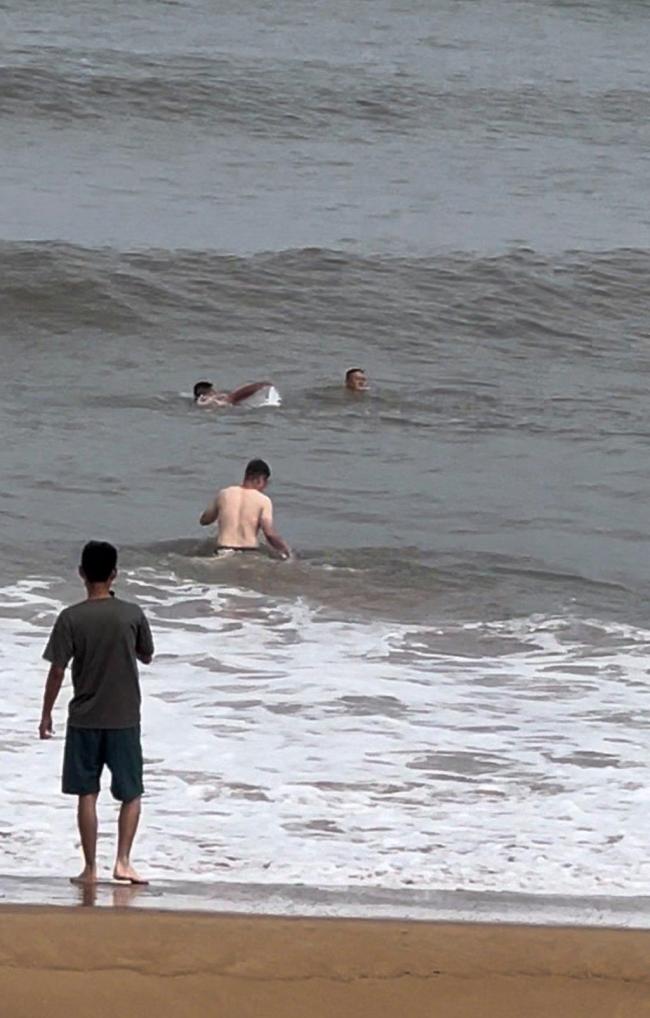 游客溺水男子下海施救 英勇市民合力救援