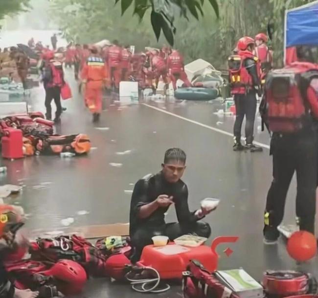冒雨席地而坐用餐的“泡饭哥”找到了 感动全网获赞无数