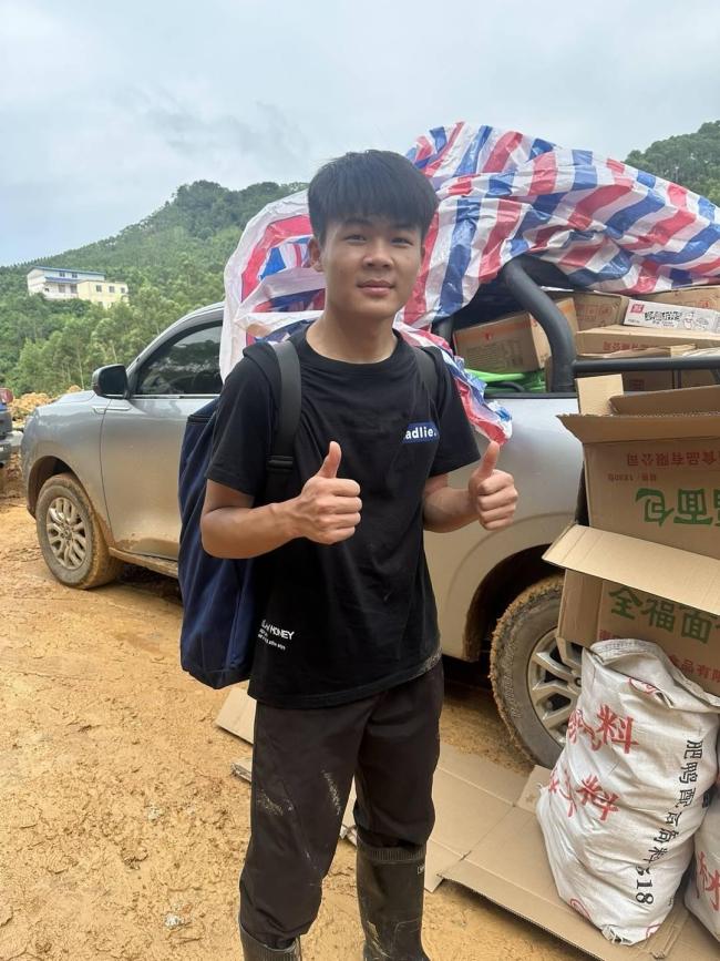 高二学生徒步4小时为受灾村民送饭盒 脚步传递希望