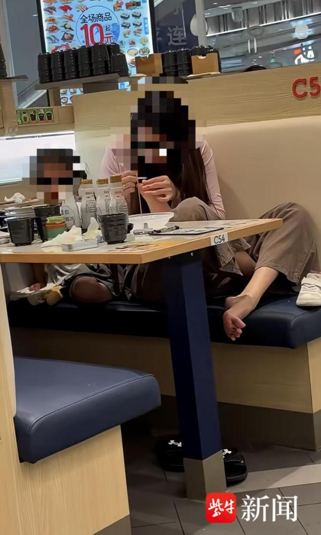 门店回应有顾客在就餐时修脚