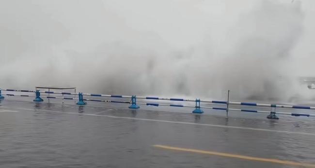 青岛沿海出现海水倒灌险情 台风“巴威”影响加剧