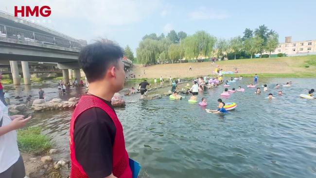 排污口成戏水地 志愿者：这是冲马桶水