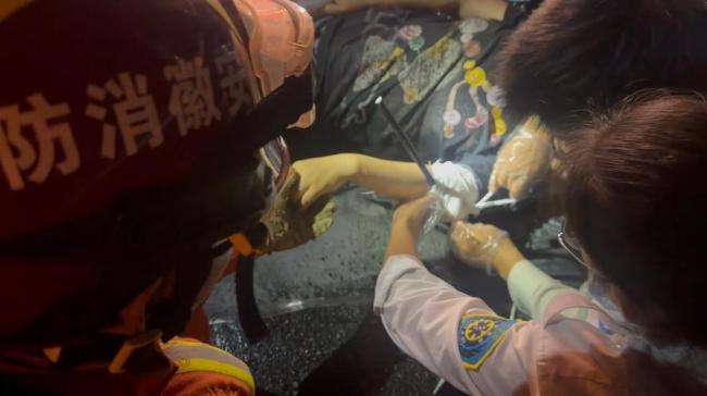 电动自行车“夺命装置”赶紧拆掉 避雨遮阳隐患大