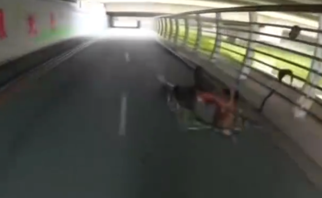 惊险!男子躺桥下马路午休险被撞