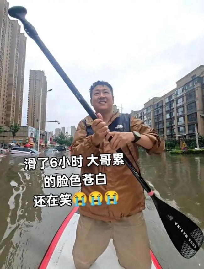 沈阳大哥冒雨划船护送被困路人