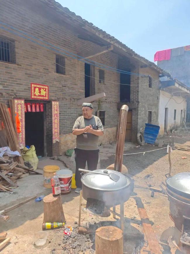阿里木腰部起疹眼睛泛红仍为灾区做饭 爱心跨越千里