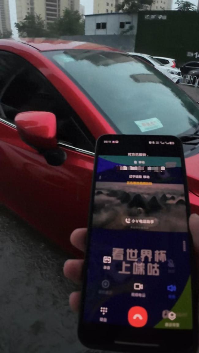 暴雨积水小伙凌晨叫醒十几位车主挪车 善举获网友点赞