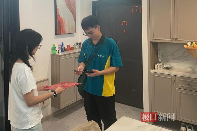 武汉首封高考录取通知书送达