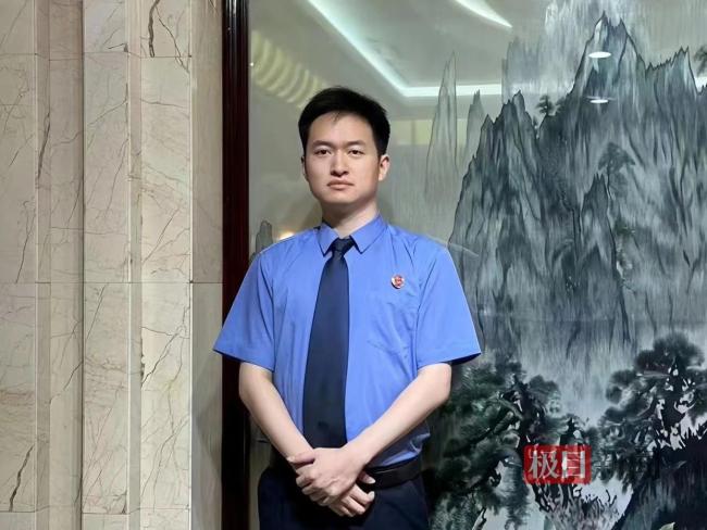 油车侧翻母女被困路过民警徒手掰车门 紧急救援暖人心