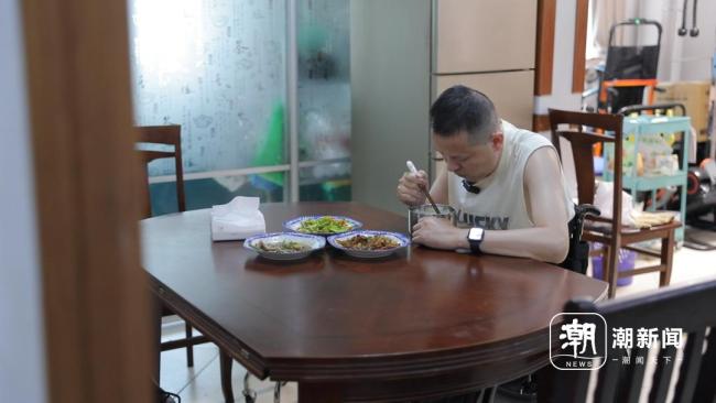 男子瘫痪女友照顾600多天 爱与坚持的力量