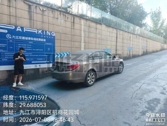 僵尸车占位4年 警方介入后拖离报废 顽疾终清除