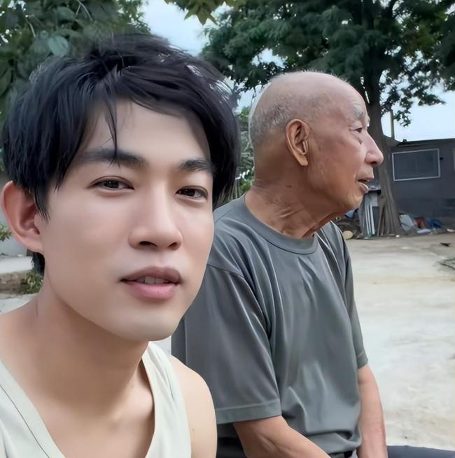 演员许鹏回应受AI冲击返乡卖菜 行业变革下的真实生存现状
