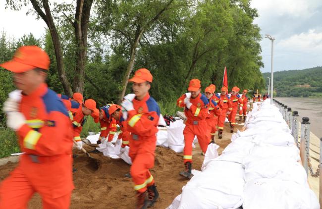 黑龙江牡丹江：加固堤坝筑牢防汛屏障 多方力量齐上阵