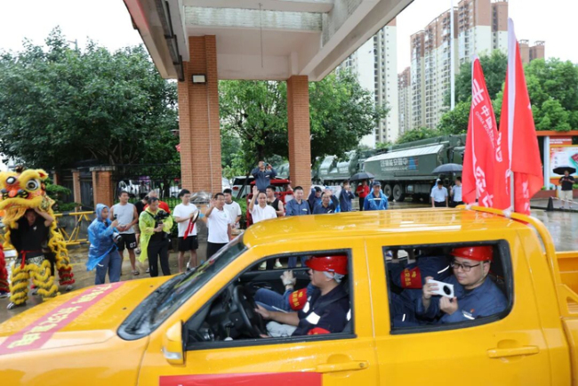 贵港市民冒雨送别电力铁军