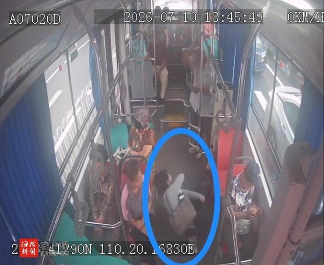 女子乘车途中发病 司机紧急送医 公交车上演生死时速
