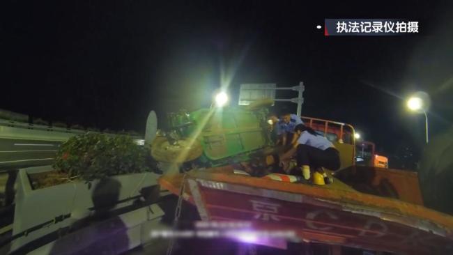 北京：凌晨车祸致女子受伤被困！路过的办案民警出手相助！ 警民携手救援