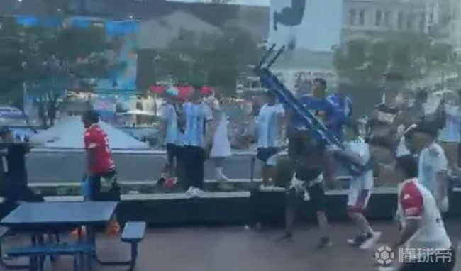 英阿大战前气氛紧张！阿根廷两大极端球迷组织场外互殴，1人被捕