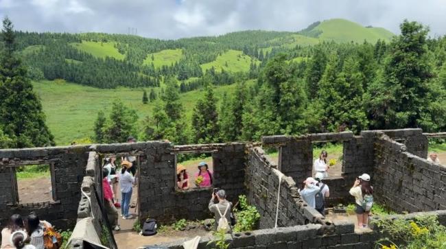 桂林山野外一废弃牛棚意外走红 乡村文旅新热点
