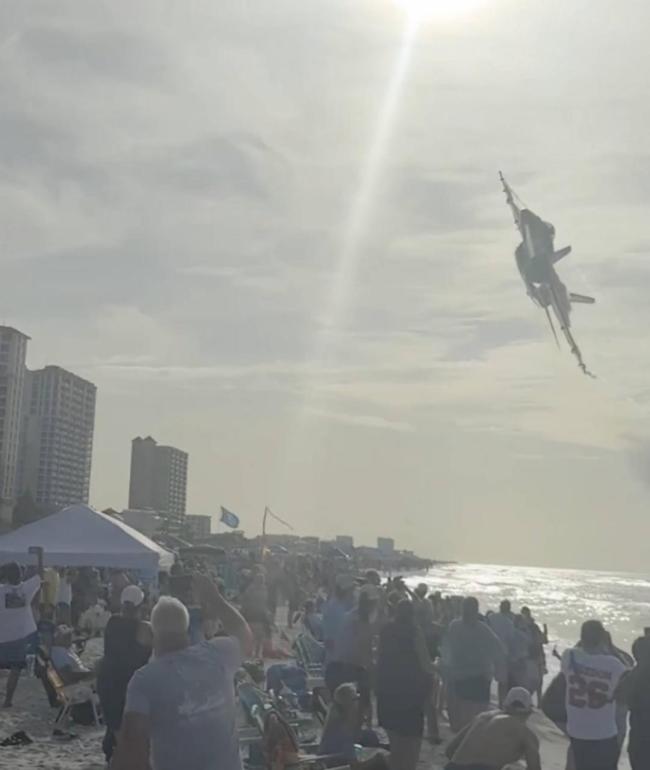 美军战机低空飞行高速掠过人群