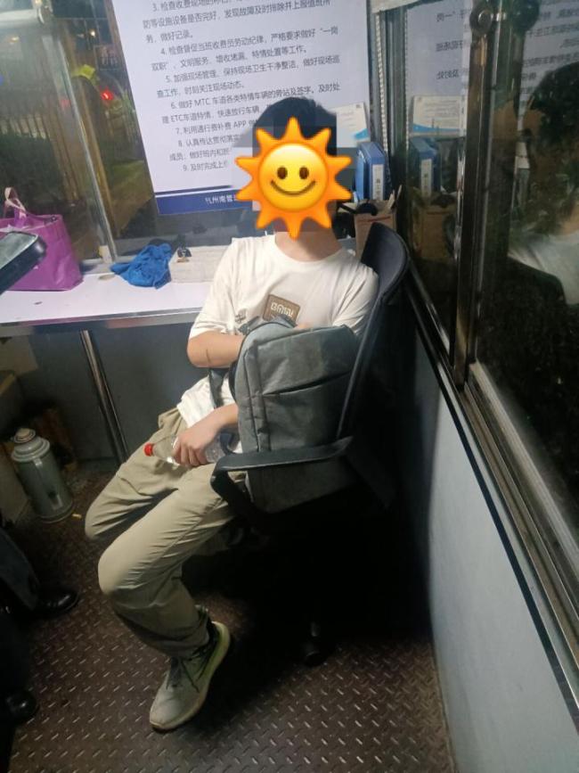 男孩连打3天游戏，父亲劝说出去走走，男孩直接走上高速！