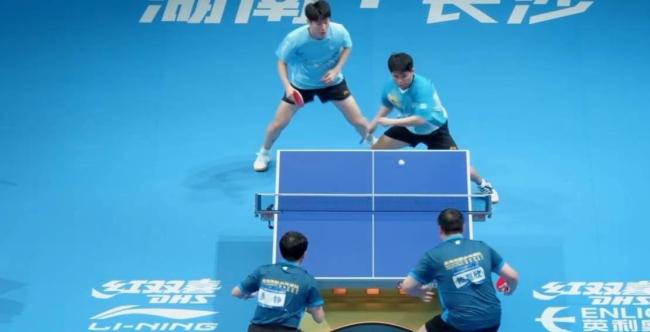 林诗栋温瑞博赛后认真与教练复盘 调整策略逆转取胜